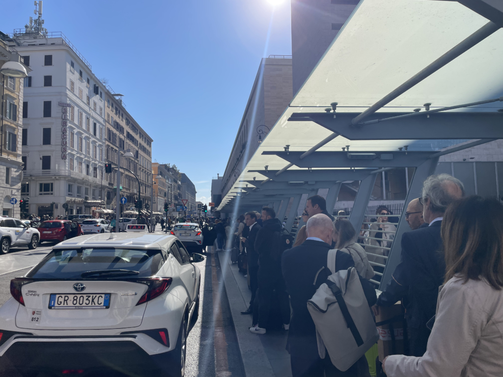 pensilina coperta fermata taxi lato via marsala
